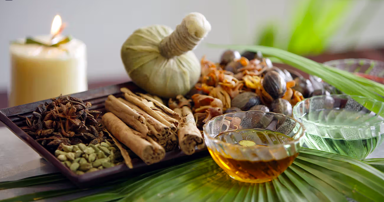 une femme en robe blanche tient une bouteille